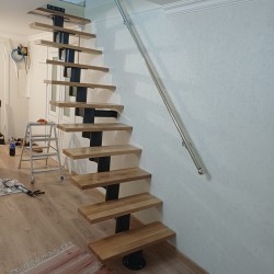 Scară interioară cu vang central metalic și trepte din stejar A-48